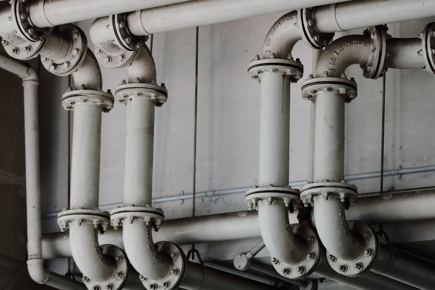 a bunch of metal pipes