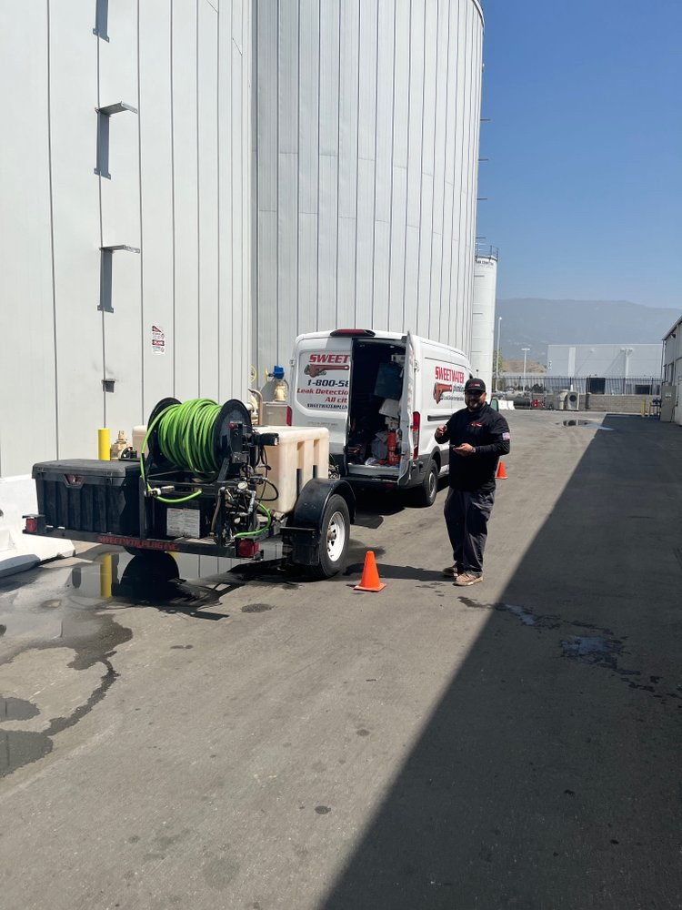 A picture of a plumber and a hydro Jetter
