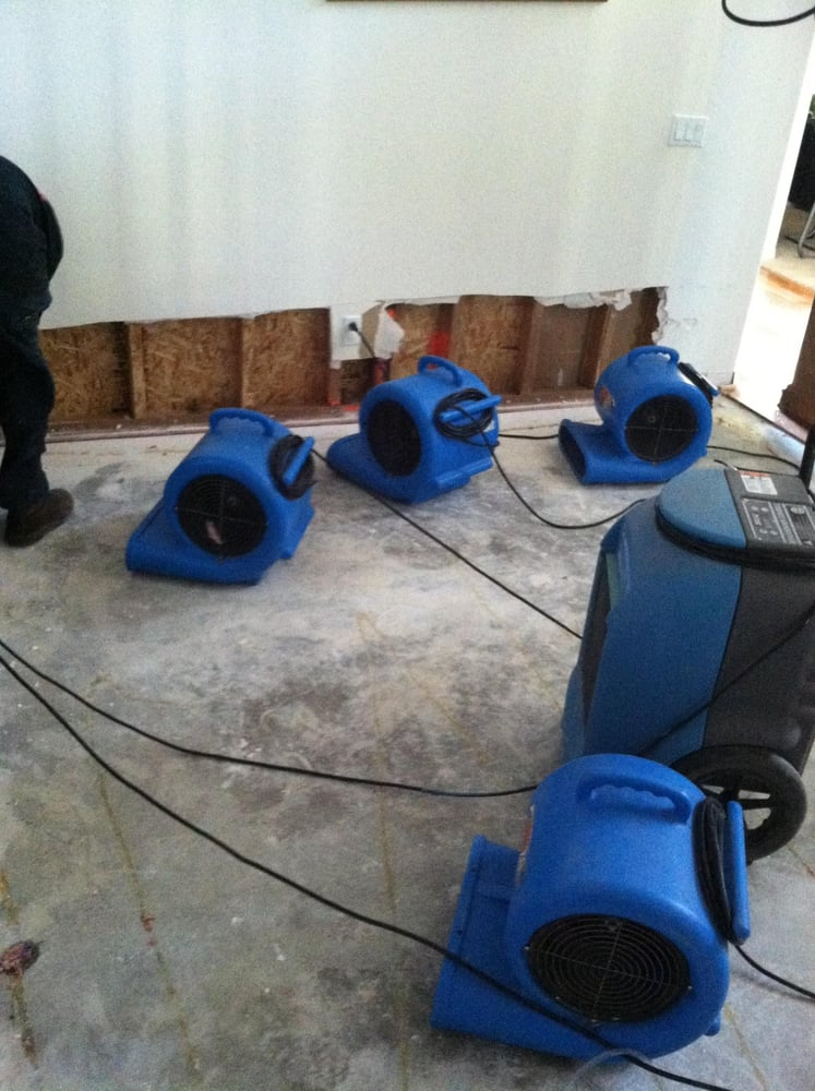 Plumbing team providing emergency leak repair services