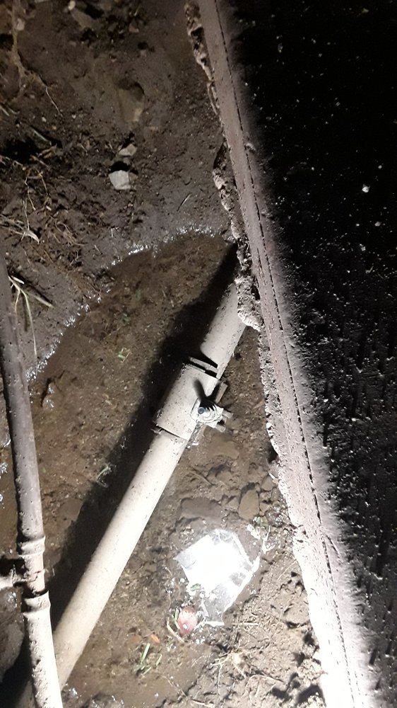 Using a clamp to temporarily stop a slab leak